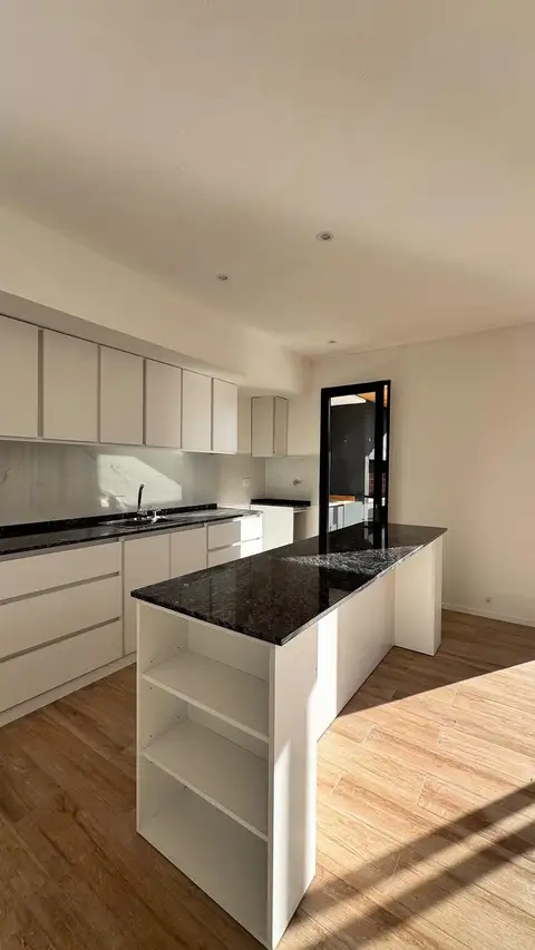 Casa de 2 dormitorios en venta en Caseros